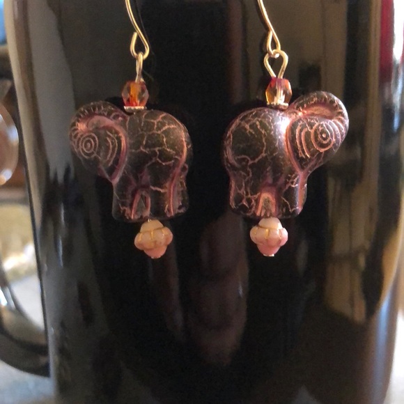 Handcrafted Czech glass elephant earrings black pink - Picture 4 of 4